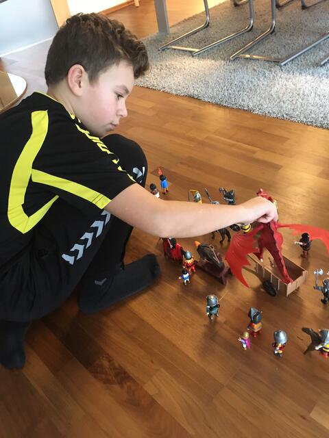 Felix Bräutigam aus Niedernberg beim Aufbau eines Faschingsumzug aus Playmobilfiguren. | Foto: privat