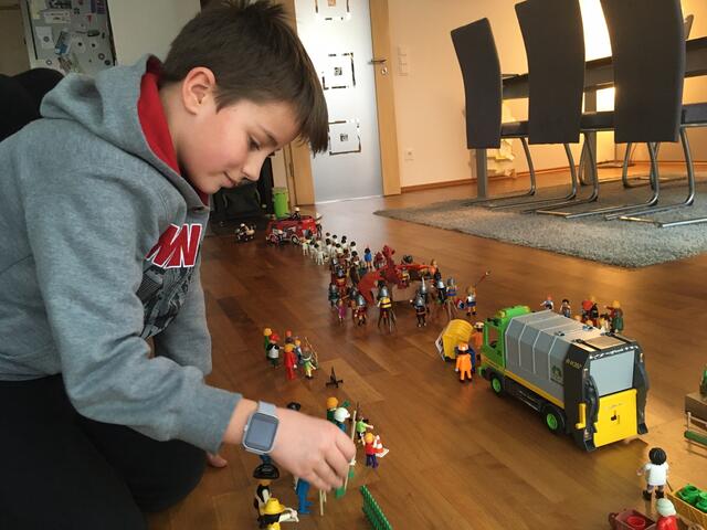 David Bräutigam baut im elterlichen Wohnzimmer gemeinsam mit seinem Bruder Felix einen Kreiskarnevalszug aus Playmobilfiguren auf. | Foto: privat