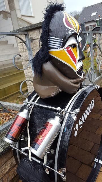Die Maske bekommt nasse Haare, aber egal!