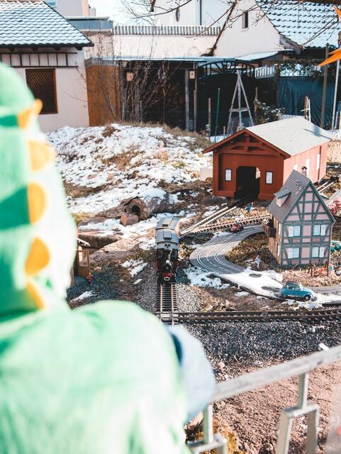 Ein kleiner Drache beobachtet die Modelleisenbahn ganz genau.  | Foto: toscagrafie