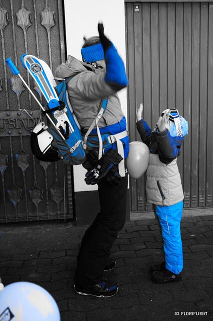 Bei eisigen Temperaturen genossen Vater und Sohn beim Luftballontanz ein wenig Apres Ski. | Foto: Florian Herbert