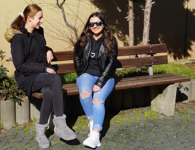 Das sonnige Februar-Wetter lockte nach draußen  - gut gelaunt
freuten sich diese jungen Damen in Miltenberg über die angenehmen Vor- frühlings-Temperaturen.   