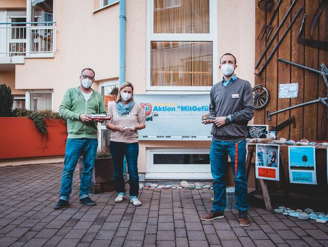 Markus und Chrissy Denk überreichen dem Einrichtungsleiter Florian Schwob seine Pralinen und lassen ihn seinen Stein wählen. "Ich bin überwältigt. Damit habe ich nicht gerechnet!"  | Foto: toscagrafie