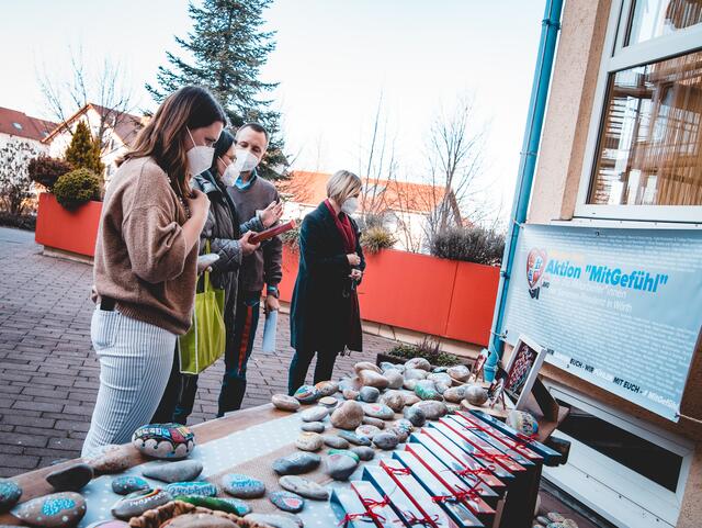 Die ersten Mitarbeiter erfreuen sich an dem "Geschenketisch". Überraschung geglückt! | Foto: toscagrafie