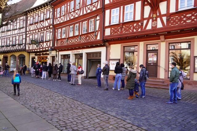 Lange Schlangen gab es am Palmsonntagnachmittag vor den Eiscafés in der Innenstadt.