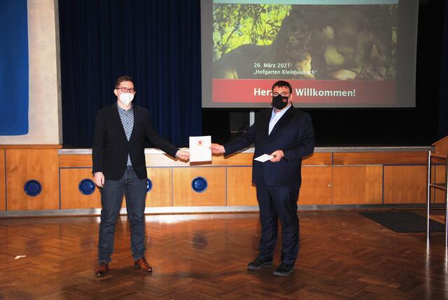 Tobias Jäger und Bürgermeister Thomas Münig.