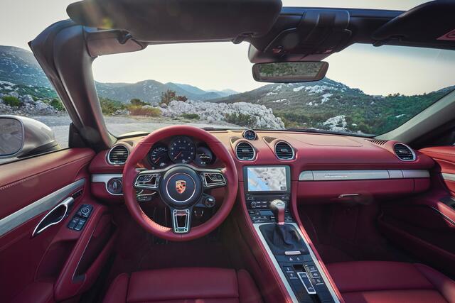 – Rotes Leder und Rundinstrumente. Auch heute noch setzt man auf die Design-Klassiker bei Porsche.