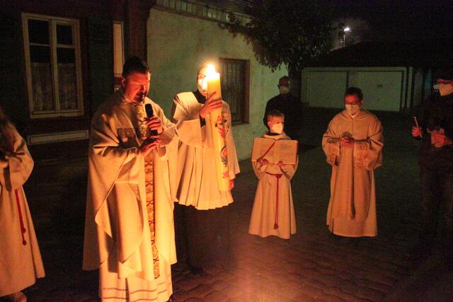 Die am Osterfeuer entzündete Osterkerze wird in die Pfarrkirche getragen | Foto: Martin Winkler