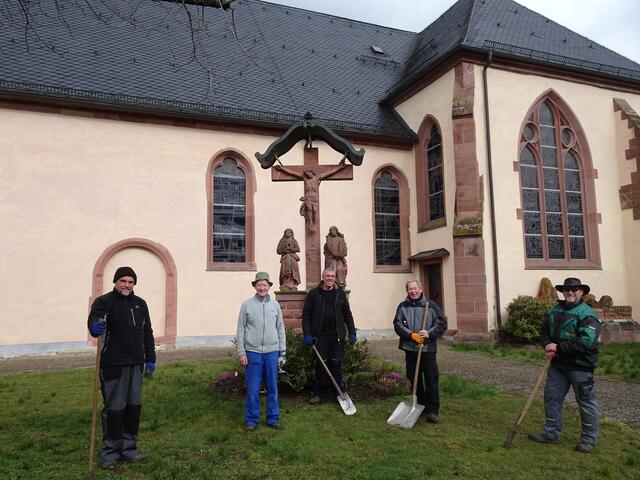Die fleißigen Helfer nach getaner Arbeit am Ende des ersten Tages. | Foto: Ruthard Zipf
