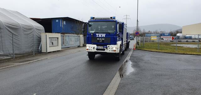 Eine gerade Linien fahren beim Rückwärtsfahren mit einem Anhänger will gekonnt sein und wurde geübt.