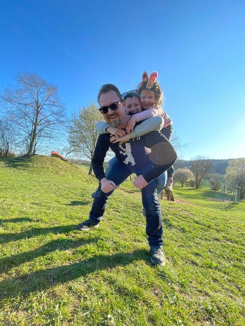Das Bild zeigt Familie Wawrzinek auf dem Galgenspielplatz in Wörth. Dort musste nicht nur ein Ei gesucht, sondern auch ein Erinnerungsselfie gemacht werden. | Foto: Kai Wawrzinek