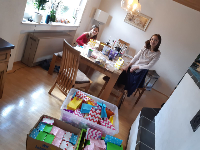 Die beiden Wörther Herz Kids Elisa und Charlotte packten die Osterüberraschungstüten für die teilnehmenden Kinder.
