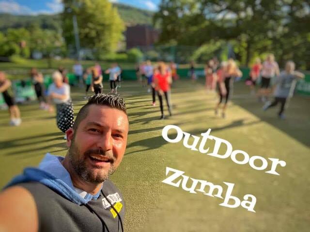 Bereits im letzten Jahr führte Alex Silva über die VHS Miltenberg Zumba auf dem Minispielfeld im Außenbereich der Grundschule Miltenberg durch.  | Foto: Alex Silva