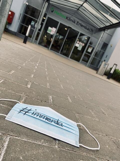 Auf dem Foto wirkt die Helios Klinik Erlenbach fast ein wenig verlassen. Ein Krankenhaus schläft allerdings nie. Hier müssen die Mitarbeiter 24/7 Leistung bringen. Pandemie hin, Pandemie her!