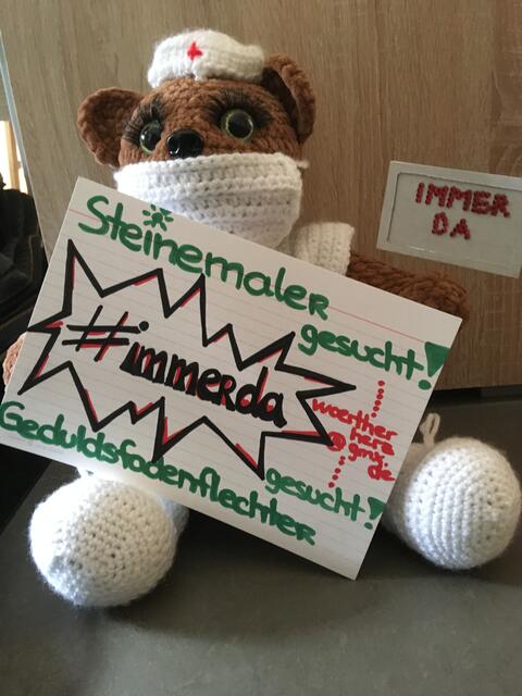 Schwester Bärbels Aufruf hat innerhalb kürzester Zeit 30 kreative Steinemaler und Geduldsfadenflechter überzeugt. Schwester Bärbel wurde übrigens eigens für die Aktion #immerda von Manuela Bronnbauer gehäkelt. Vielen Dank euch allen!