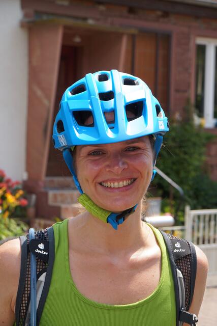 Radfahren schont die Umwelt .

Seit rund 150 Jahren fahren wir Menschen Fahrrad – und das hat viele Vorteile: Radfahren schont die Umwelt, es ist leise, Fahrräder nehmen in Städten wenig Platz weg, wir Menschen bleiben in Bewegung und kommen auch in engen oder vollen Straßen flexibel und schnell von A nach B. 