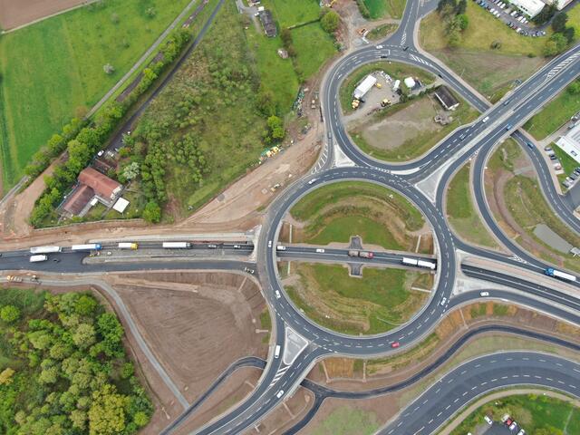 Gut zu erkennen sind die beiden letzten, derzeit im Bau befindlichen Auf- und Abfahrtsrampen von und nach Amorbach (links im Bild). | Foto: News Creativ/Dominik Stapf