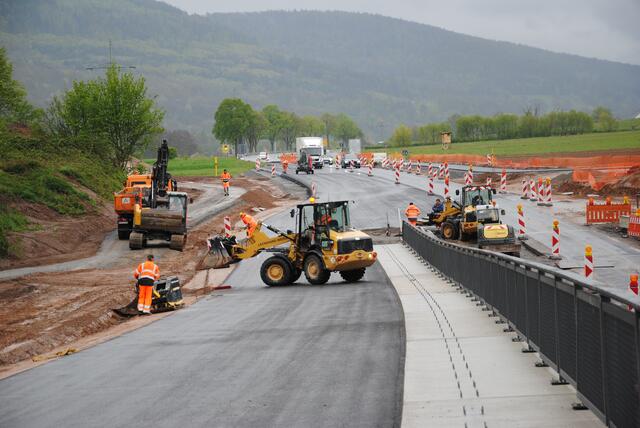 An der Auffahrtsrampe aus Richtung Amorbach, die schon asphaltiert ist, werden die letzten Arbeiten erledigt. | Foto: Andrea Kaller-Fichtmüller