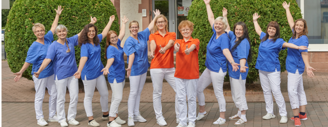 Dr. med. Dr. med. dent. Edeltraud Reinhart, Dr. Bärbel Franziska Welsch und das Team das Praxisteam.