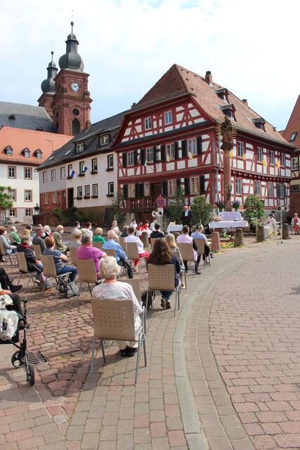 Messfeier auf dem Marktplatz vor der Mariensäule