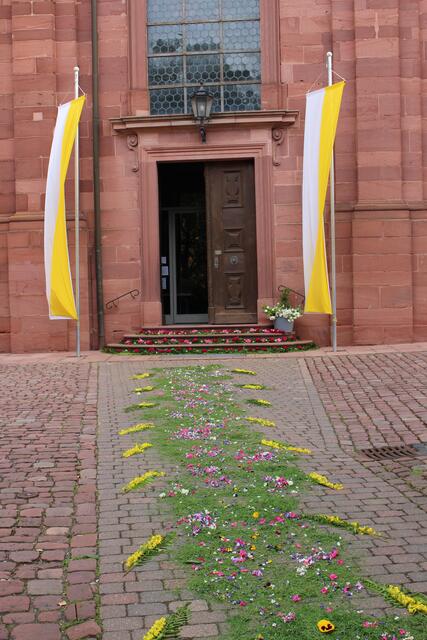 Blumenteppich am Eingang zur Pfarrkirche St. Gangolf
