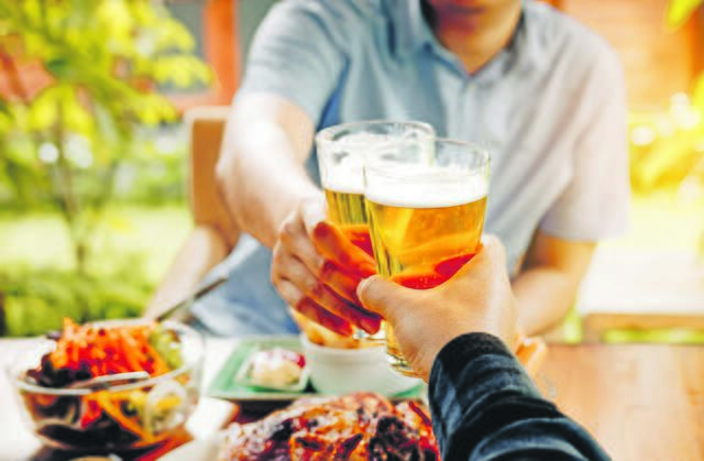 Im Biergarten sitzen zum Essen und Trinken - das hat uns schon lange gefehlt und gibt uns ein Stück Lebensfreude zurück. | Foto: AdobeStock