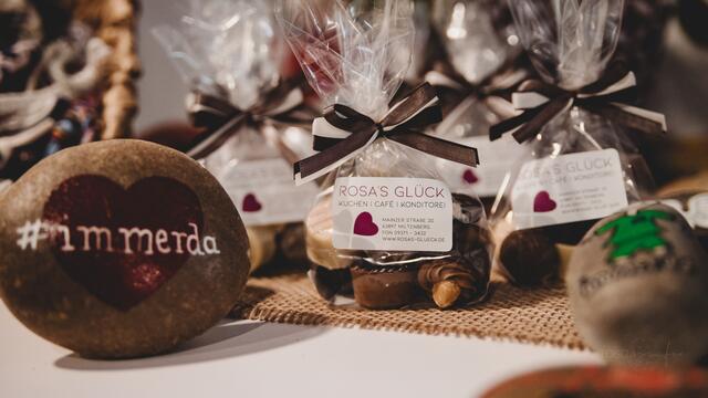 Die Kombination an Steinen und Schokolade hat schon bei einer früheren Wörther Herz Aktion überzeugt. Beides Mal Handarbeit, in der ganz viel Arbeit und Herz steckt. | Foto: toscagrafie