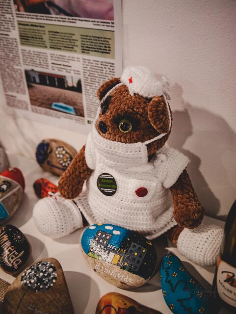 Der Häkelteddy ist ein Unikat, welches Manuela Bronnbauer auf den Wörther Herz Wunsch innerhalb eines Tages angefertigt hat. Der Teddy verbrachte nur kurze Zeit auf dem Geschenketisch und darf jetzt die Station 1b sein Zuhause nennen. | Foto: toscagrafie