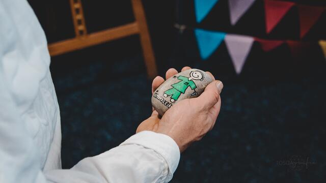 Einer der magischen Momente bei der Übergabe der Mitarbeiter-Geschenke. Der Pflegedirektor Heiko Basch wählt seinen Herzensstein. | Foto: toscagrafie