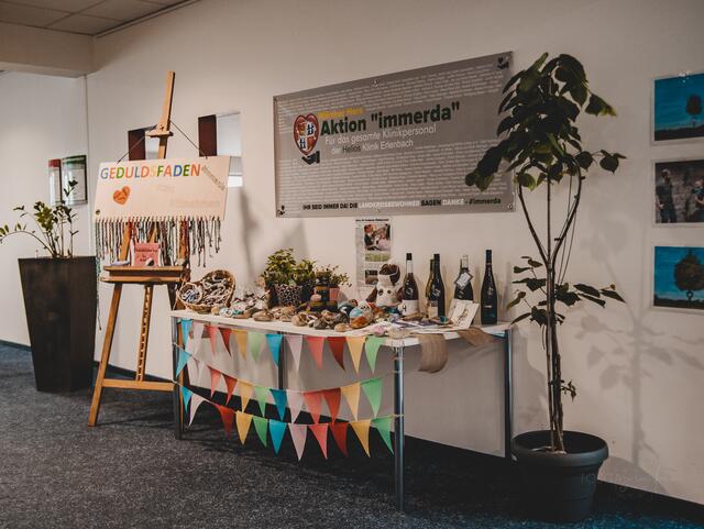Es ist angerichtet. Im Foyer der Helios Klinik in Erlenbach wird die Auswahl an Geschenken präsentiert. Es warten Wein, Honig, Pralinen, Kräutertöpfchen, Bücher und Postkarten auf die 750 Mitarbeiter. | Foto: toscagrafie