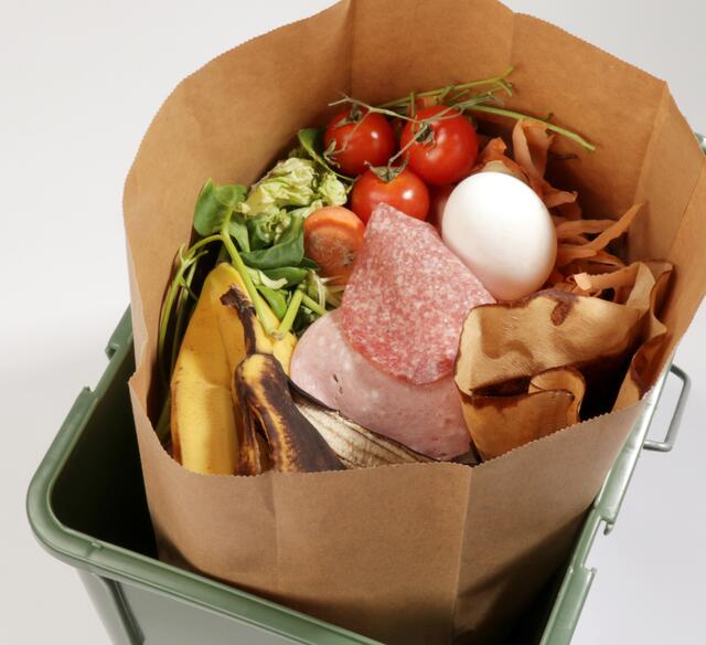 Küchen- und Lebensmittelabfälle gehören in die Bioenergietonne BET. Plastikbeutel auf jeden Fall nicht.
Foto: Martin Hahn, KWiN