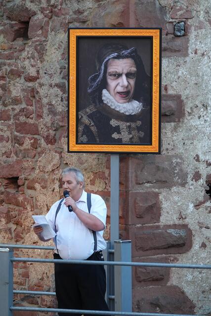 BU: Gefühlvoll, gruselig, gespenstisch und absolut sehenswert ist die aktuelle Gruselkommödie "Das Gespenst von Canterville" nach Oskar Wilde noch bis zum 10. Juli 2021 des Burg-Schauspielvereins Freudenberg am Main. Foto Roland Schönmüller