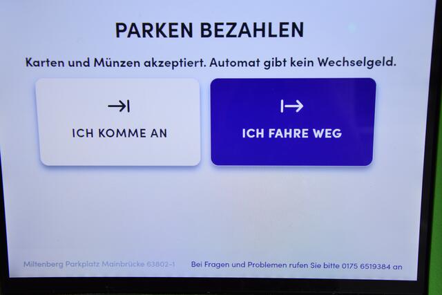 Bezahlen kann man per App oder am Automaten. Wer unter einer Stunde geparkt hat (kostenfreie Zeit), kann einfach ausfahren. Wer sich unsicher ist, ob er den Zeitrahmen nicht überschritten hat, sollte an den Automaten gehen. | Foto: Rindsfüsser