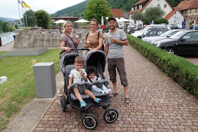 „Endlich wird ein jahrzehntelanger Wunsch wahr für alle - nicht nur für die Bewohner in Freudenberg und Kirschfurt am Main!“ ( Hizir Kar, rechts mit Familie aus Freudenberg, mit Ebru, Sandra, Toprak und Ilaydu).