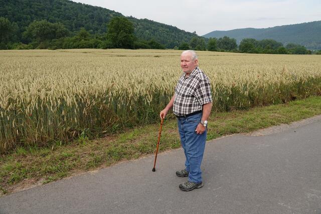 Reinhold Kern aus Kirschfurt spaziert mit seiner Frau fast täglich durch die Mainflur in Richtung Theresienhof. Die geplanten, lärmenden Bauarbeiten der neuen Brücke und Straße sieht er skeptisch, er ist aber der neuen Lösung dennoch nicht abgeneigt. 