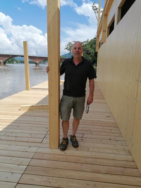 Lechnerwirt Mathias Hofmann beim Aufbau des Biergartens am Mainufer in Miltenberg, der vom 30. Juli bis 12. September 2021 geöffnet ist.