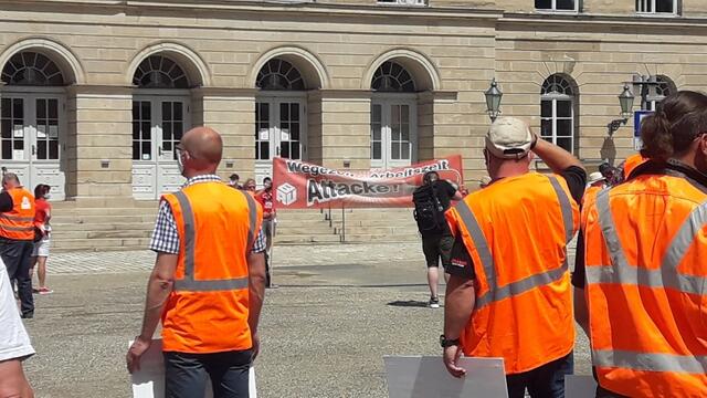 Abschluss der Kundgebung in Coburg: auf dem hiesigen Theaterplatz. | Foto: Andrea Faggiano, IG BAU