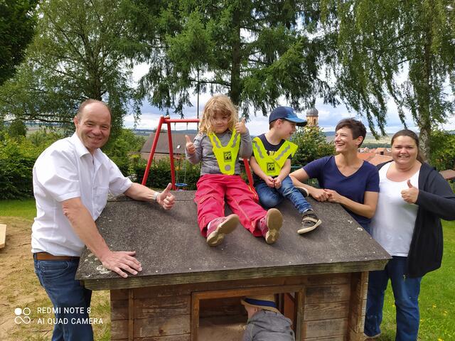 Michael Eilbacher, Runa Reinhard, Max Berninger, Stefanie Berninger, Rebekka Reinhard (1. und 2. Vorsitzende des Elternbeirates des Mönchberger Kindergartens) | Foto: PP Bausysteme GmbH