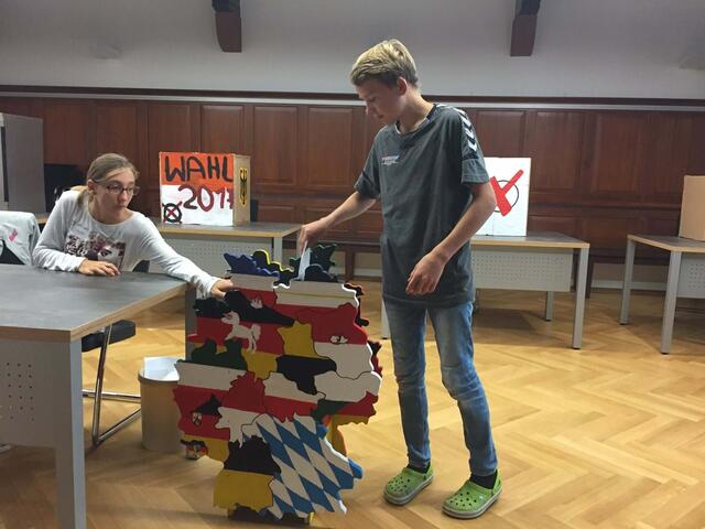 Titel_W_Niedernberg_img_3423
Am U18-Wahltag zur Bundestagswahl 2017 in Niedernberg, der am 9. August 2017 im Niedernberger Rathaus durchgeführt wurde.  | Foto: Gemeinde Niedernberg