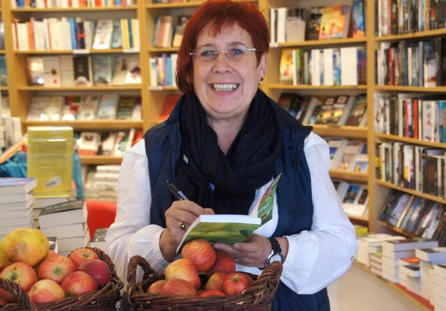 Der Regionalkrimi »Saure Äpfel« von Ruth Weitz handelt in der Region am Bayerischen Untermain, in Oberhessen und in der Wetterau.