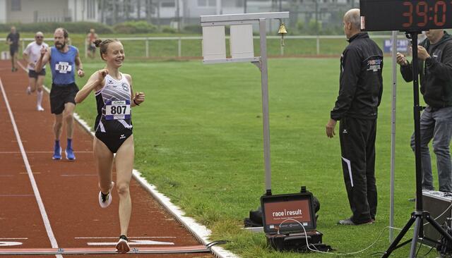 Eliese Hohmann (LAZ Obernburg-Miltenberg) freute sich sichtlich über ihren 10-Kilometer-Lauf, den sie als beste Frau in 39:08 Minuten absolvierte.