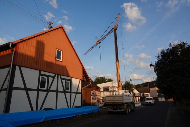 Bauen wird auch künftig mit Verzögerungen verbunden bleiben und teurer werden.Die Lage der Handwerks-Betriebe in der Corona-Pandemie hat sich laut Branchenverband insgesamt etwas gebessert. Der Verband spricht von einer „Atempause“ in den Sommermonaten. Weniger Betriebe seien von Umsatzeinbußen betroffen. Der Umfrage zufolge wachsen sogar die Auftragsbestände. 