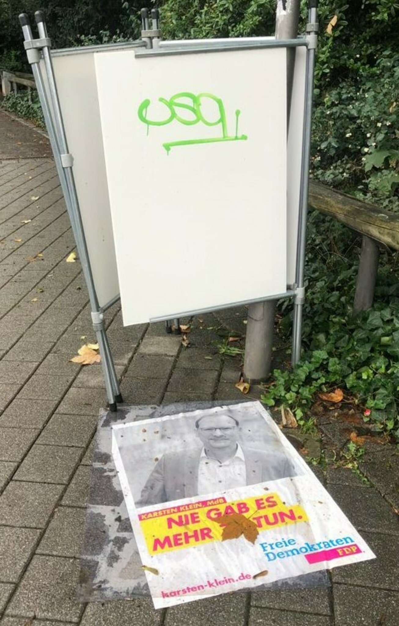 Vandalismus FDPPlakatständer in Aschaffenburg zerstört Anzeige gegen Unbekannt Landkreis