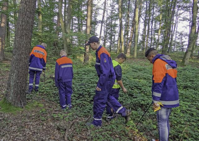 Zu den zahlreichen Sammler*innen gehörten auch diese Mitglieder der Jugendfeuerwehr Roßbach, die neben der Kreisstraße viel Unrat entdeckten und einsammelten.