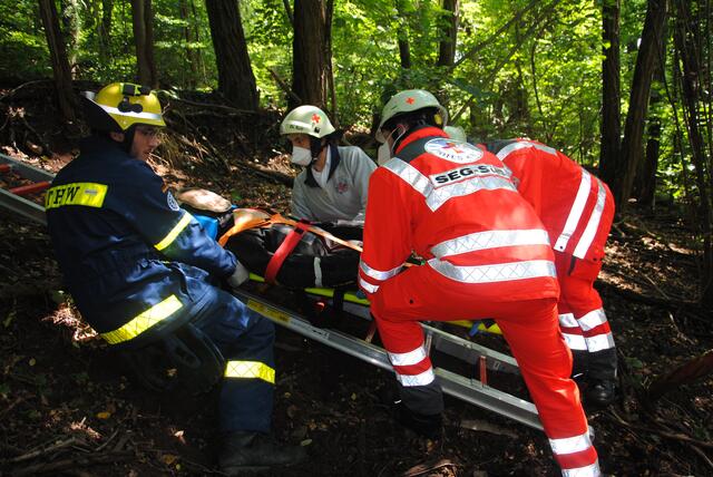 Die Einsatzkräfte beim Abtransport einer verletzten Person. | Foto: THW Miltenberg 