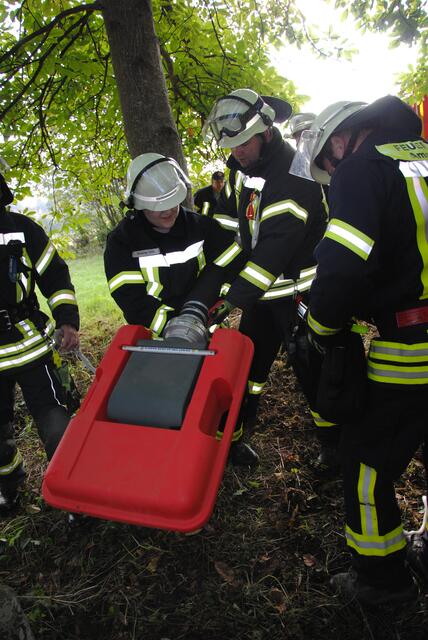 Mit vereinten Kräften wurde die Ansaugleitung ins Wasser gelassen. | Foto: THW Miltenberg 