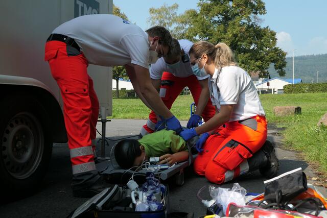 SEG-Einsatzkräfte bei der Versorgung eines Verletzten. | Foto: THW Miltenberg 