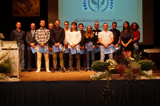 Auf diesem und den nachstehenden Bildern sind alle Junghandwerker und Junghandwerkerinnen zu sehen, die in diesem Jahr ihre Gesellenprüfung bei der Kreishandwerkerschaft Miltenberg bestanden haben.