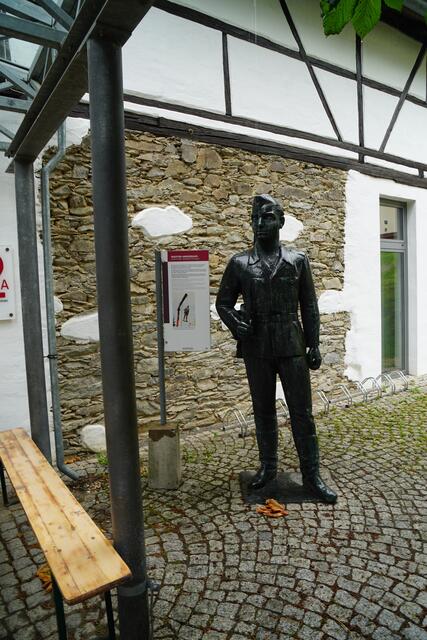 DDR-Grenzsoldat vor dem Grenzmuseum Mödlareuth