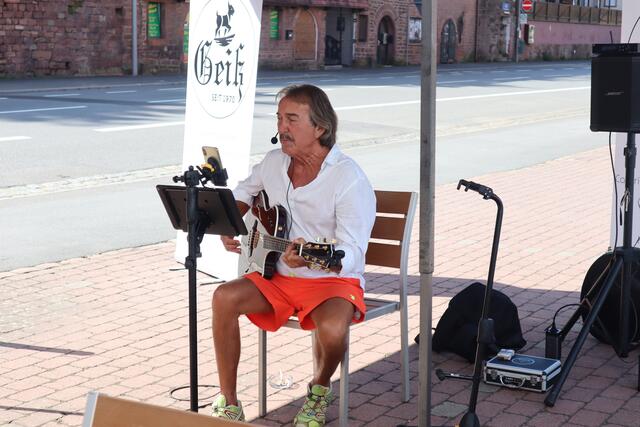 Musiker Peter Dill begleitete die Feier musikalisch und mit guter Laune. 